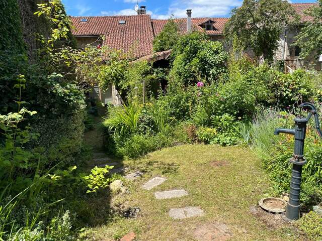 Maison de village chaleureuse avec jardin privé — photo du bien