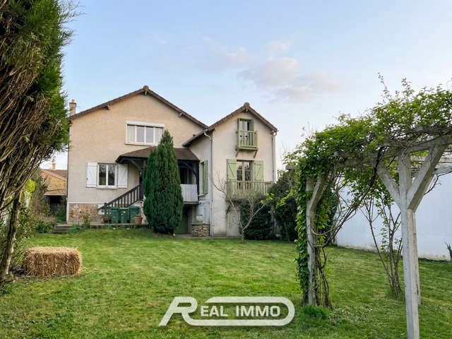 MAISON ANCIENNE AVEC GARAGE ET JARDIN — photo du bien