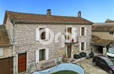 Maison et dépendance sur terrain de 727 m², accès à pied aux commodités — photo du bien