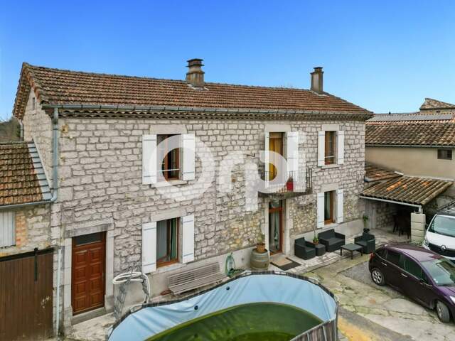 Maison et dépendance sur terrain de 727 m², accès à pied aux commodités — photo du bien