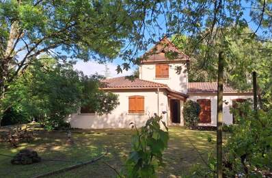 SECTEUR LALINDE TRÉS BELLE MAISON DE 138 M² SH DE PLAIN-PIED SITUÉE AU MILIEU D'UN PARC VERDOYANT  DE 2881 M² CLOS AVEC PISCINE 10X5, BELLE PIECE DE VIE AVEC POUTRES APPARENTES, CHEMINÉE, CUISINE EQUIPÉE, CELLIER BUANDERIE,  3 CHAMBRES, SDB COMPLETE BAIN + DOUCHE + UN BUREAU SITUÉ DANS UNE TOUR, . GARAGE + UN CARPORT TRADITIONNEL.  — photo du bien