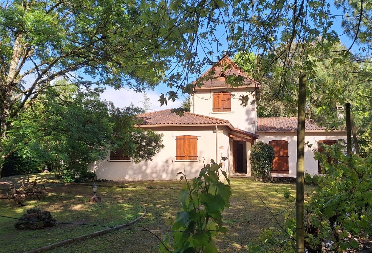 SECTEUR LALINDE TRÉS BELLE MAISON DE 138 M² SH DE PLAIN-PIED SITUÉE AU MILIEU D'UN PARC VERDOYANT  DE 2881 M² CLOS AVEC PISCINE 10X5, BELLE PIECE DE VIE AVEC POUTRES APPARENTES, CHEMINÉE, CUISINE EQUIPÉE, CELLIER BUANDERIE,  3 CHAMBRES, SDB COMPLETE BAIN + DOUCHE + UN BUREAU SITUÉ DANS UNE TOUR, . GARAGE + UN CARPORT TRADITIONNEL.  — photo 1
