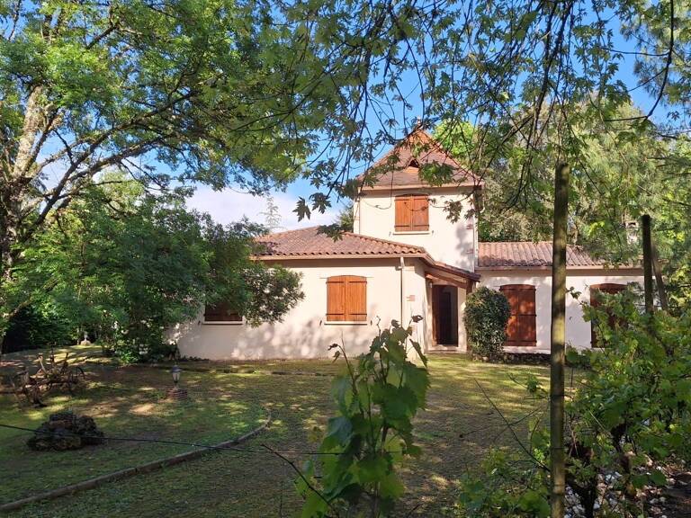 SECTEUR LALINDE TRÉS BELLE MAISON DE 138 M² SH DE PLAIN-PIED SITUÉE AU MILIEU D'UN PARC VERDOYANT  DE 2881 M² CLOS AVEC PISCINE 10X5, BELLE PIECE DE VIE AVEC POUTRES APPARENTES, CHEMINÉE, CUISINE EQUIPÉE, CELLIER BUANDERIE,  3 CHAMBRES, SDB COMPLETE BAIN + DOUCHE + UN BUREAU SITUÉ DANS UNE TOUR, . GARAGE + UN CARPORT TRADITIONNEL.  — photo 1