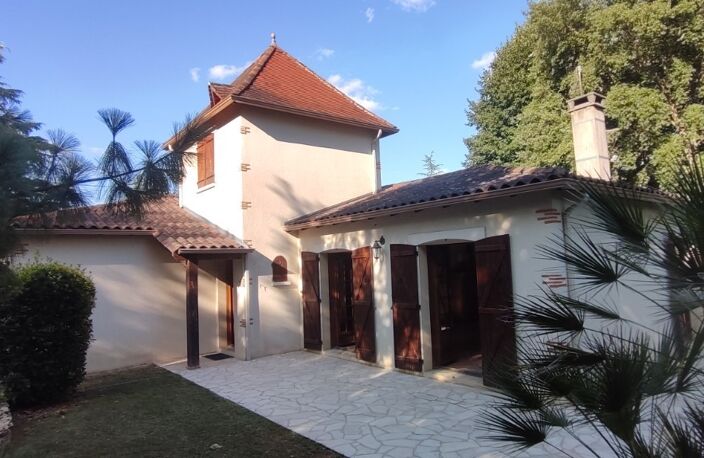 SECTEUR LALINDE TRÉS BELLE MAISON DE 138 M² SH DE PLAIN-PIED SITUÉE AU MILIEU D'UN PARC VERDOYANT  DE 2881 M² CLOS AVEC PISCINE 10X5, BELLE PIECE DE VIE AVEC POUTRES APPARENTES, CHEMINÉE, CUISINE EQUIPÉE, CELLIER BUANDERIE,  3 CHAMBRES, SDB COMPLETE BAIN + DOUCHE + UN BUREAU SITUÉ DANS UNE TOUR, . GARAGE + UN CARPORT TRADITIONNEL.  — photo 2