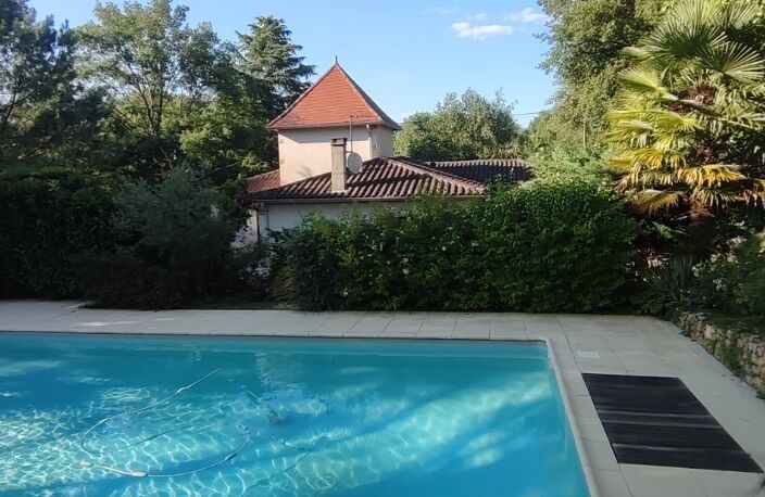 SECTEUR LALINDE TRÉS BELLE MAISON DE 138 M² SH DE PLAIN-PIED SITUÉE AU MILIEU D'UN PARC VERDOYANT  DE 2881 M² CLOS AVEC PISCINE 10X5, BELLE PIECE DE VIE AVEC POUTRES APPARENTES, CHEMINÉE, CUISINE EQUIPÉE, CELLIER BUANDERIE,  3 CHAMBRES, SDB COMPLETE BAIN + DOUCHE + UN BUREAU SITUÉ DANS UNE TOUR, . GARAGE + UN CARPORT TRADITIONNEL.  — photo 3