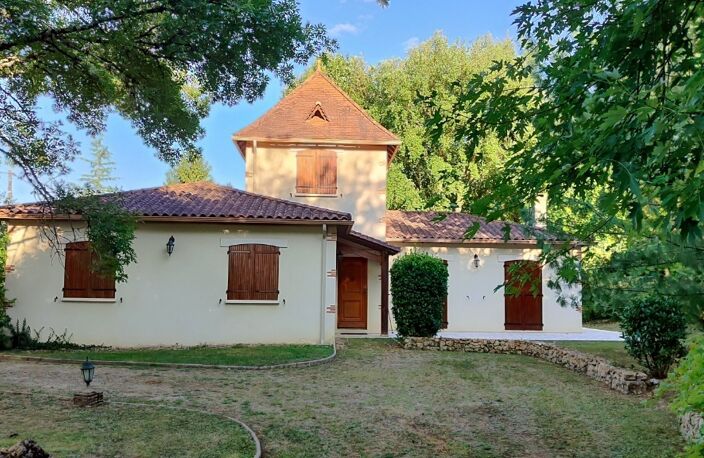 SECTEUR LALINDE TRÉS BELLE MAISON DE 138 M² SH DE PLAIN-PIED SITUÉE AU MILIEU D'UN PARC VERDOYANT  DE 2881 M² CLOS AVEC PISCINE 10X5, BELLE PIECE DE VIE AVEC POUTRES APPARENTES, CHEMINÉE, CUISINE EQUIPÉE, CELLIER BUANDERIE,  3 CHAMBRES, SDB COMPLETE BAIN + DOUCHE + UN BUREAU SITUÉ DANS UNE TOUR, . GARAGE + UN CARPORT TRADITIONNEL.  — photo 4