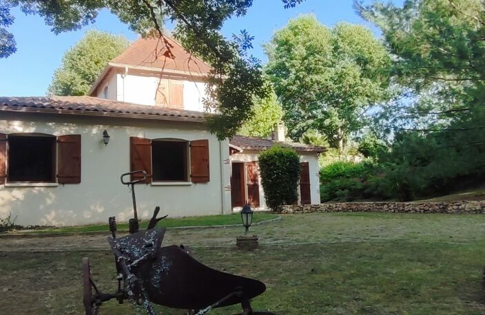 SECTEUR LALINDE TRÉS BELLE MAISON DE 138 M² SH DE PLAIN-PIED SITUÉE AU MILIEU D'UN PARC VERDOYANT  DE 2881 M² CLOS AVEC PISCINE 10X5, BELLE PIECE DE VIE AVEC POUTRES APPARENTES, CHEMINÉE, CUISINE EQUIPÉE, CELLIER BUANDERIE,  3 CHAMBRES, SDB COMPLETE BAIN + DOUCHE + UN BUREAU SITUÉ DANS UNE TOUR, . GARAGE + UN CARPORT TRADITIONNEL.  — photo 5