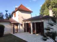 SECTEUR LALINDE TRÉS BELLE MAISON DE 138 M² SH DE PLAIN-PIED SITUÉE AU MILIEU D'UN PARC VERDOYANT  DE 2881 M² CLOS AVEC PISCINE 10X5, BELLE PIECE DE VIE AVEC POUTRES APPARENTES, CHEMINÉE, CUISINE EQUIPÉE, CELLIER BUANDERIE,  3 CHAMBRES, SDB COMPLETE BAIN + DOUCHE + UN BUREAU SITUÉ DANS UNE TOUR, . GARAGE + UN CARPORT TRADITIONNEL.  — photo 2