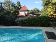 SECTEUR LALINDE TRÉS BELLE MAISON DE 138 M² SH DE PLAIN-PIED SITUÉE AU MILIEU D'UN PARC VERDOYANT  DE 2881 M² CLOS AVEC PISCINE 10X5, BELLE PIECE DE VIE AVEC POUTRES APPARENTES, CHEMINÉE, CUISINE EQUIPÉE, CELLIER BUANDERIE,  3 CHAMBRES, SDB COMPLETE BAIN + DOUCHE + UN BUREAU SITUÉ DANS UNE TOUR, . GARAGE + UN CARPORT TRADITIONNEL.  — photo 3