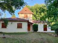 SECTEUR LALINDE TRÉS BELLE MAISON DE 138 M² SH DE PLAIN-PIED SITUÉE AU MILIEU D'UN PARC VERDOYANT  DE 2881 M² CLOS AVEC PISCINE 10X5, BELLE PIECE DE VIE AVEC POUTRES APPARENTES, CHEMINÉE, CUISINE EQUIPÉE, CELLIER BUANDERIE,  3 CHAMBRES, SDB COMPLETE BAIN + DOUCHE + UN BUREAU SITUÉ DANS UNE TOUR, . GARAGE + UN CARPORT TRADITIONNEL.  — photo 4