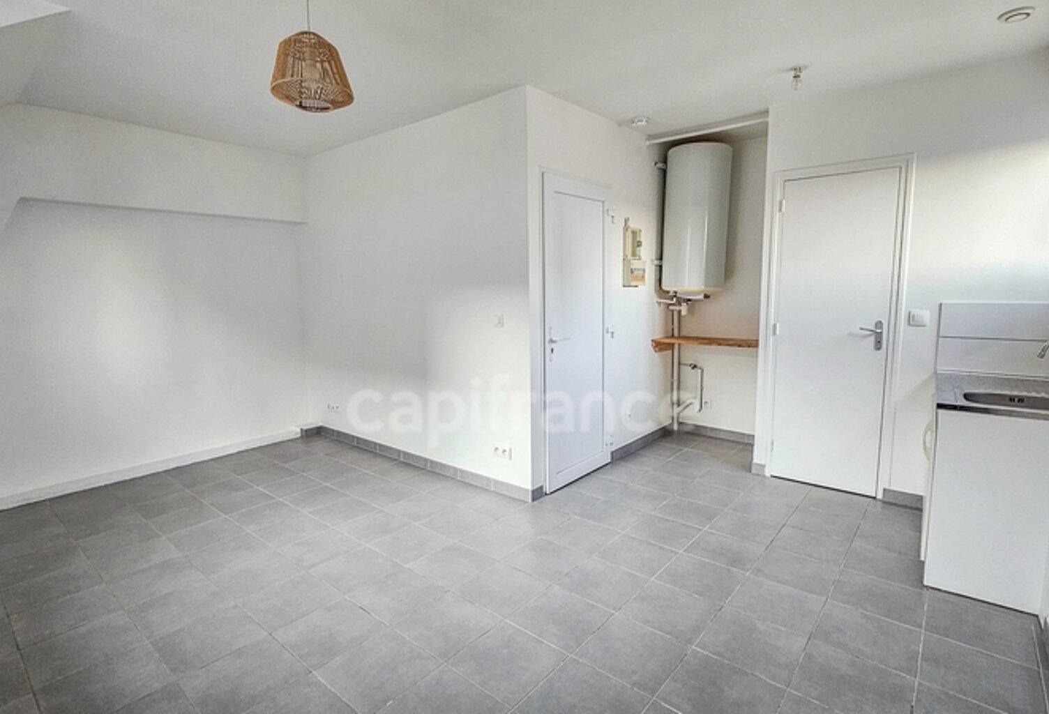 Appartement totalement rénové avec place de parking privative à vendre 1 pièces ETRECHY (91) — photo 1