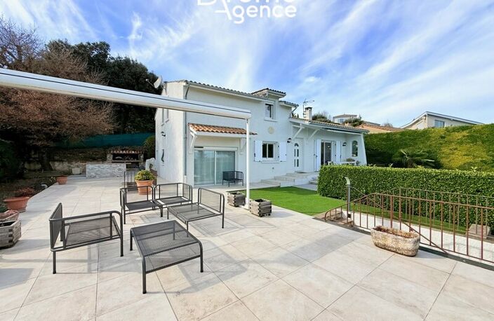 Villa — photo 2
