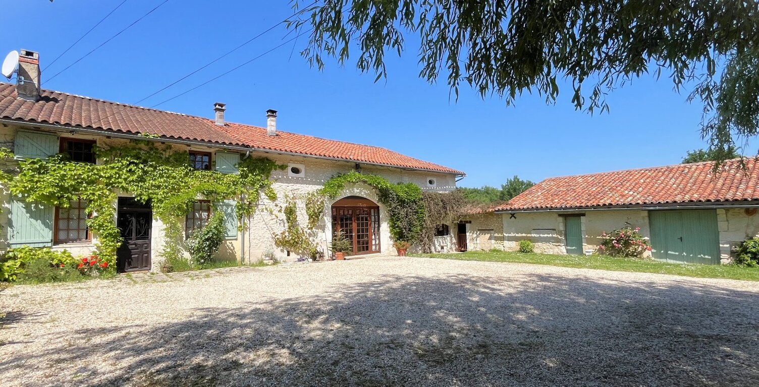Maison et dépendances — photo 1