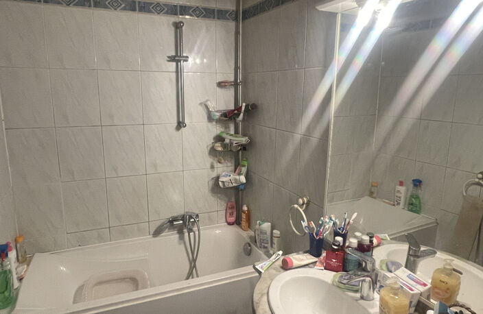 Appartement T3 LOUE   49 m2   Marseille 13004   Cinq Avenues / Chartreux — photo 5