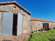   Corps de ferme en pierre 215 m² – Toitures neuves – Terrain 1 712 m² à St-Julien-des-Landes (85) — photo 4