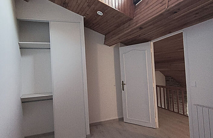 Maison de bourg rénovée - 3 pièces - secteur calme - CHATELDON (63290) — photo 5