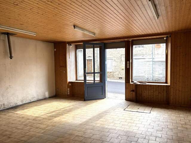 Saint Anthème  63660 immeuble sur trois niveaux plus combles 180 m² — photo du bien
