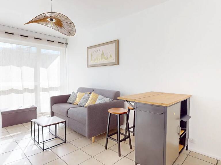 A LOUER - STUDIO MEUBLE situé PROCHE GARE avec PARKING et BALCON — photo 1