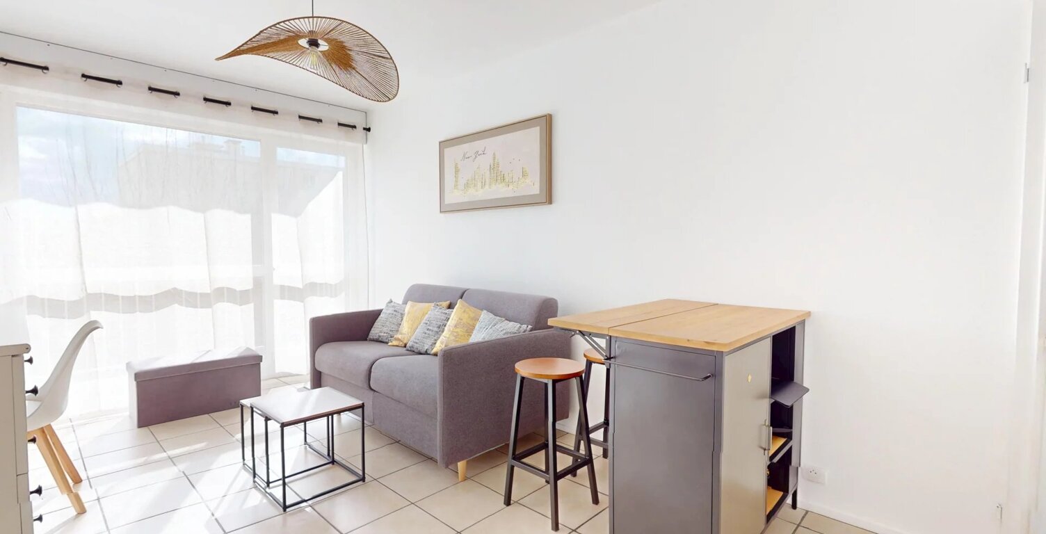 A LOUER - STUDIO MEUBLE situé PROCHE GARE avec PARKING et BALCON — photo 1