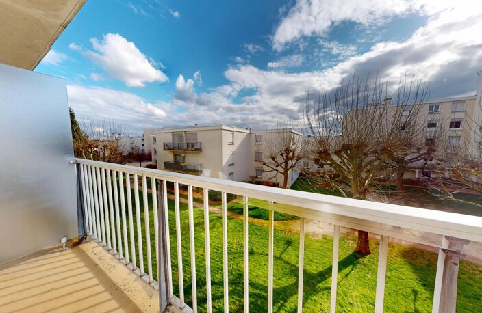 A LOUER - STUDIO MEUBLE situé PROCHE GARE avec PARKING et BALCON — photo 2