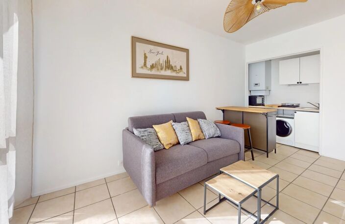 A LOUER - STUDIO MEUBLE situé PROCHE GARE avec PARKING et BALCON — photo 3