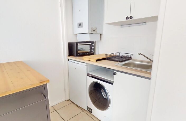 A LOUER - STUDIO MEUBLE situé PROCHE GARE avec PARKING et BALCON — photo 4