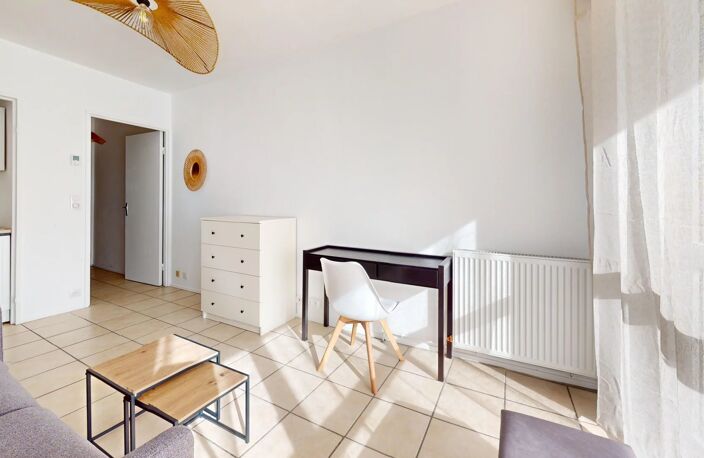 A LOUER - STUDIO MEUBLE situé PROCHE GARE avec PARKING et BALCON — photo 5