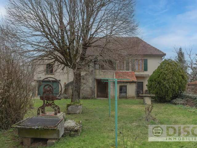 Maison à rénover avec jardin et grandes granges — photo du bien