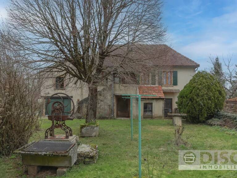 Maison à rénover avec jardin et grandes granges — photo 1
