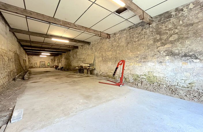A LOUER ANCIEN CHAI DE 240M2 - SECTEUR SAINT VINCENT DE PAUL — photo 2
