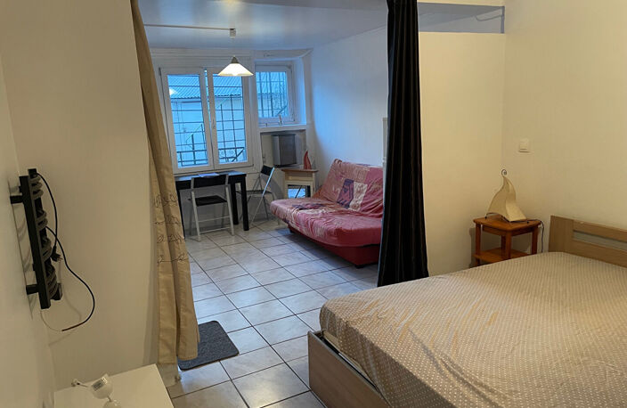 Studio au calme en rez-de-chaussée sur cour d'une copropriété bien entretenue des années 30. — photo 2
