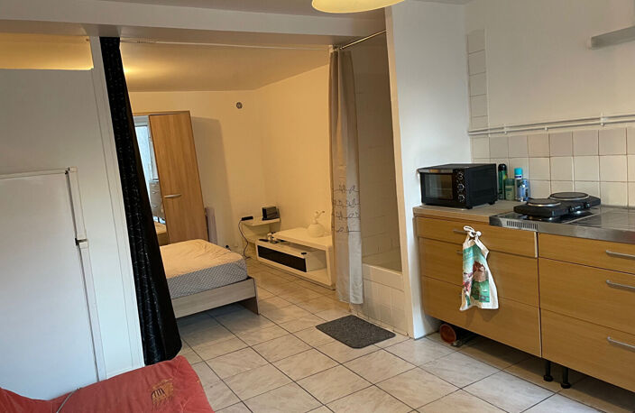 Studio au calme en rez-de-chaussée sur cour d'une copropriété bien entretenue des années 30. — photo 3