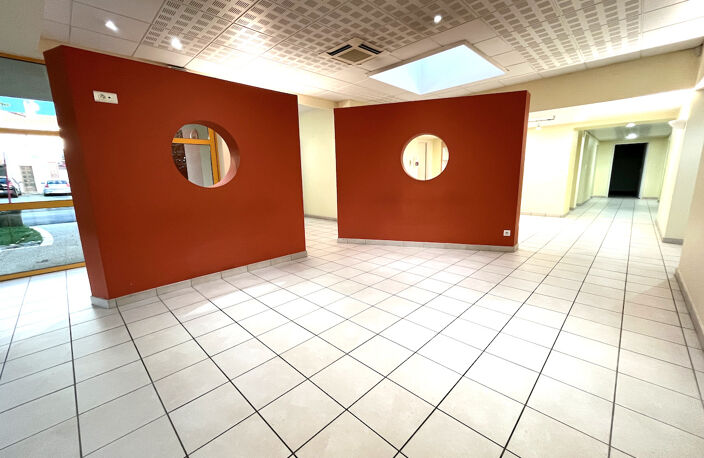 Villeneuve sur Lot, avenue de Fumel, sur axe sortant passant, avec des places de parking gratuites à proximité, local  divisé en bureaux pour des professions de SANTE ou professions LIBERALES en très bon état  composé actuellement d'une grande surface d'a — photo 3