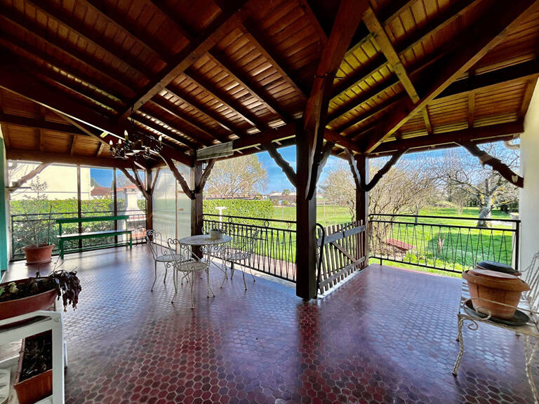 Située à Castelmoron-sur-Lot, au coeur d'un quartier calme et recherché, cette agréable maison de plain-pied offre une surface habitable de 148,70 m² sur un terrain arboré de 2 109 m². Son emplacement est idéal, à seulement deux minutes des commerces et d — photo 1