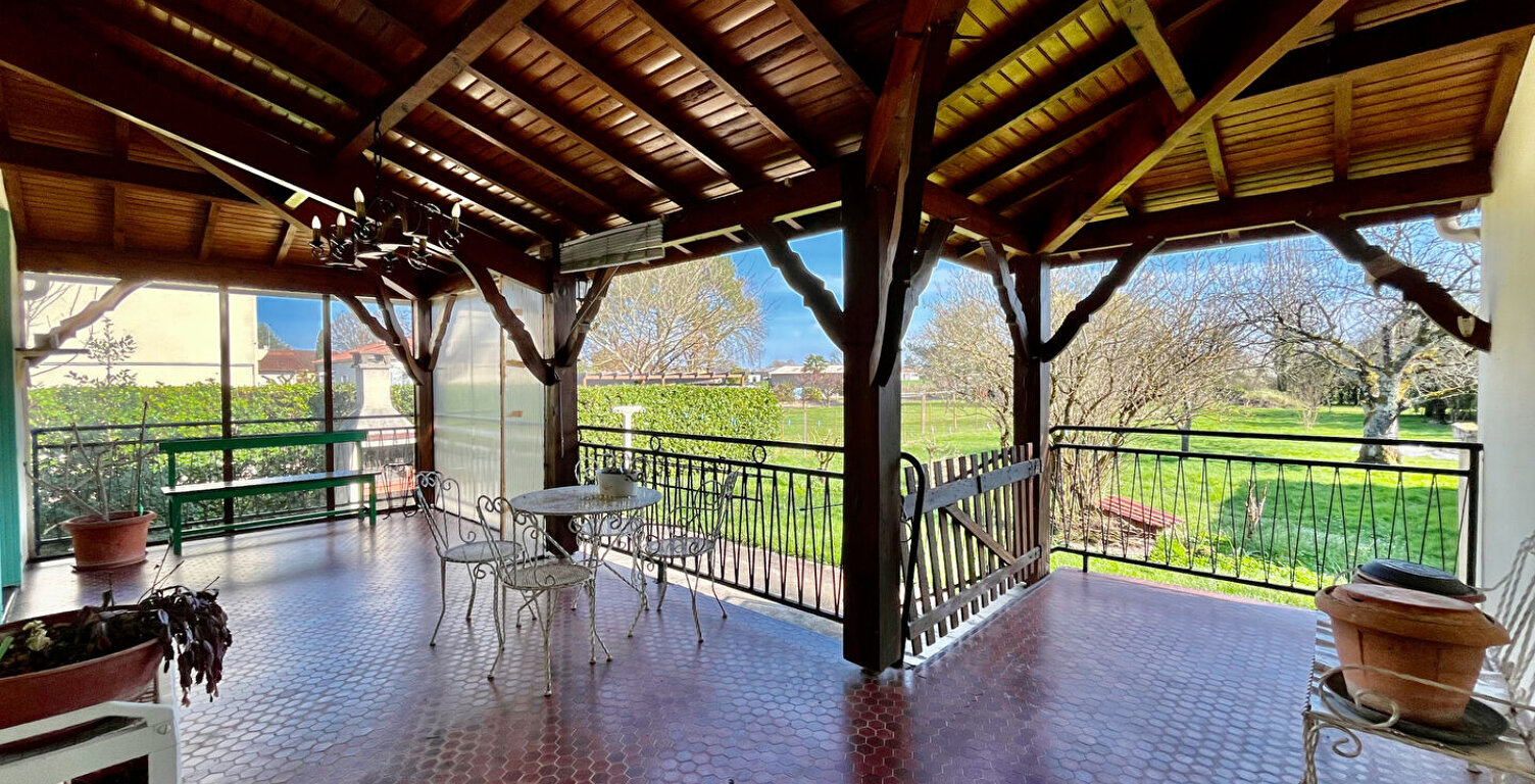 Située à Castelmoron-sur-Lot, au coeur d'un quartier calme et recherché, cette agréable maison de plain-pied offre une surface habitable de 148,70 m² sur un terrain arboré de 2 109 m². Son emplacement est idéal, à seulement deux minutes des commerces et d — photo 1