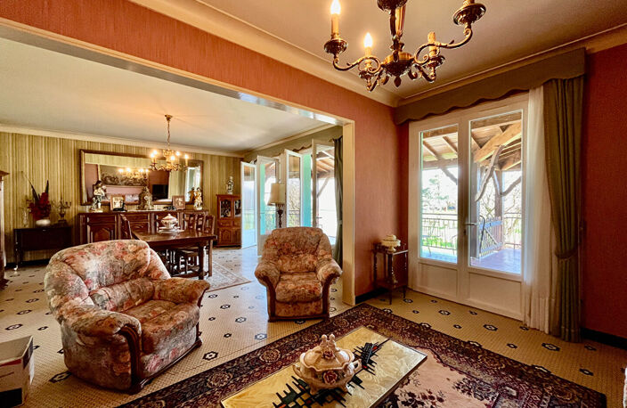 Située à Castelmoron-sur-Lot, au coeur d'un quartier calme et recherché, cette agréable maison de plain-pied offre une surface habitable de 148,70 m² sur un terrain arboré de 2 109 m². Son emplacement est idéal, à seulement deux minutes des commerces et d — photo 3