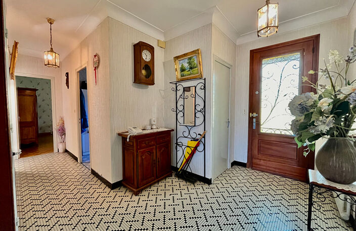 Située à Castelmoron-sur-Lot, au coeur d'un quartier calme et recherché, cette agréable maison de plain-pied offre une surface habitable de 148,70 m² sur un terrain arboré de 2 109 m². Son emplacement est idéal, à seulement deux minutes des commerces et d — photo 5