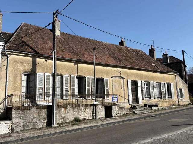 Maison de village avec cheminée à La Roche-en-Brenil — photo du bien