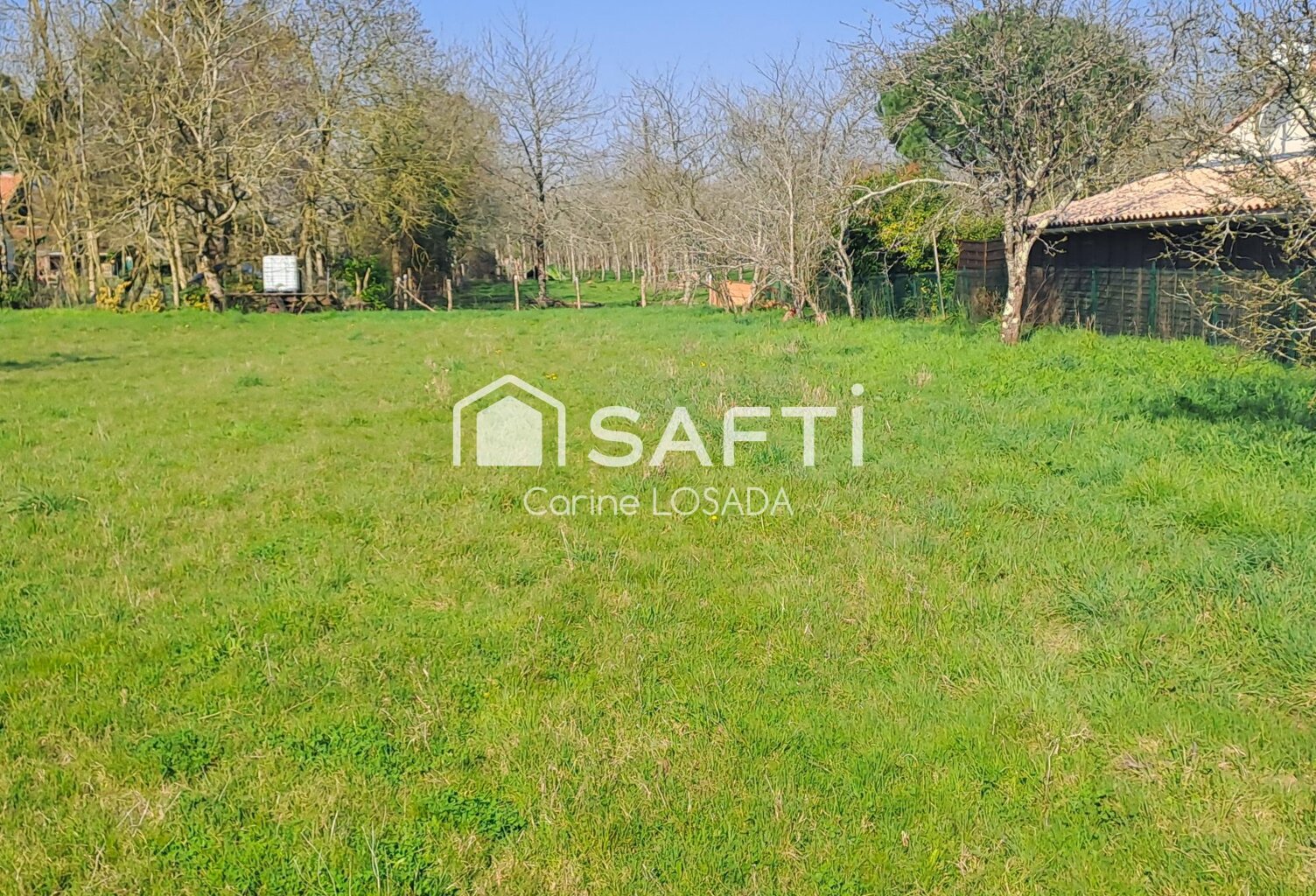 Terrain constructible le 1260m² — photo 1