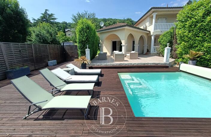 NEYRON - Maison de 200 m² environ - 5 chambres - Jardin de 1052m² environ - Piscine - Terrain de pétanque — photo 2
