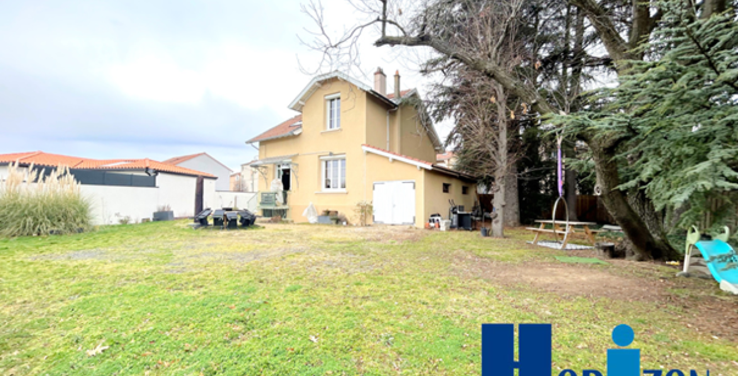 VEAUCHE CENTRE BELLE MAISON AVEC GRAND TERRAIN PLAT — photo 1