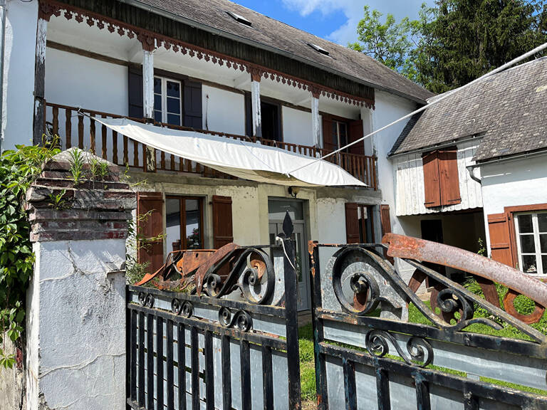 Maison de village à rénover, 80 m² avec dépendances et terrain. — photo 1