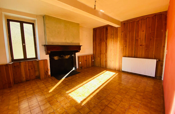 Maison de village à rénover, 80 m² avec dépendances et terrain. — photo 2