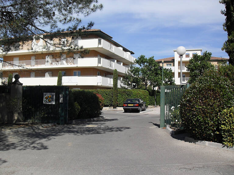 Vente Puyricard proche du centre LC Gestion vos propose un appartement de type 2 avec grande terrasse vue dégagée, garage en sous-sol. — photo 1