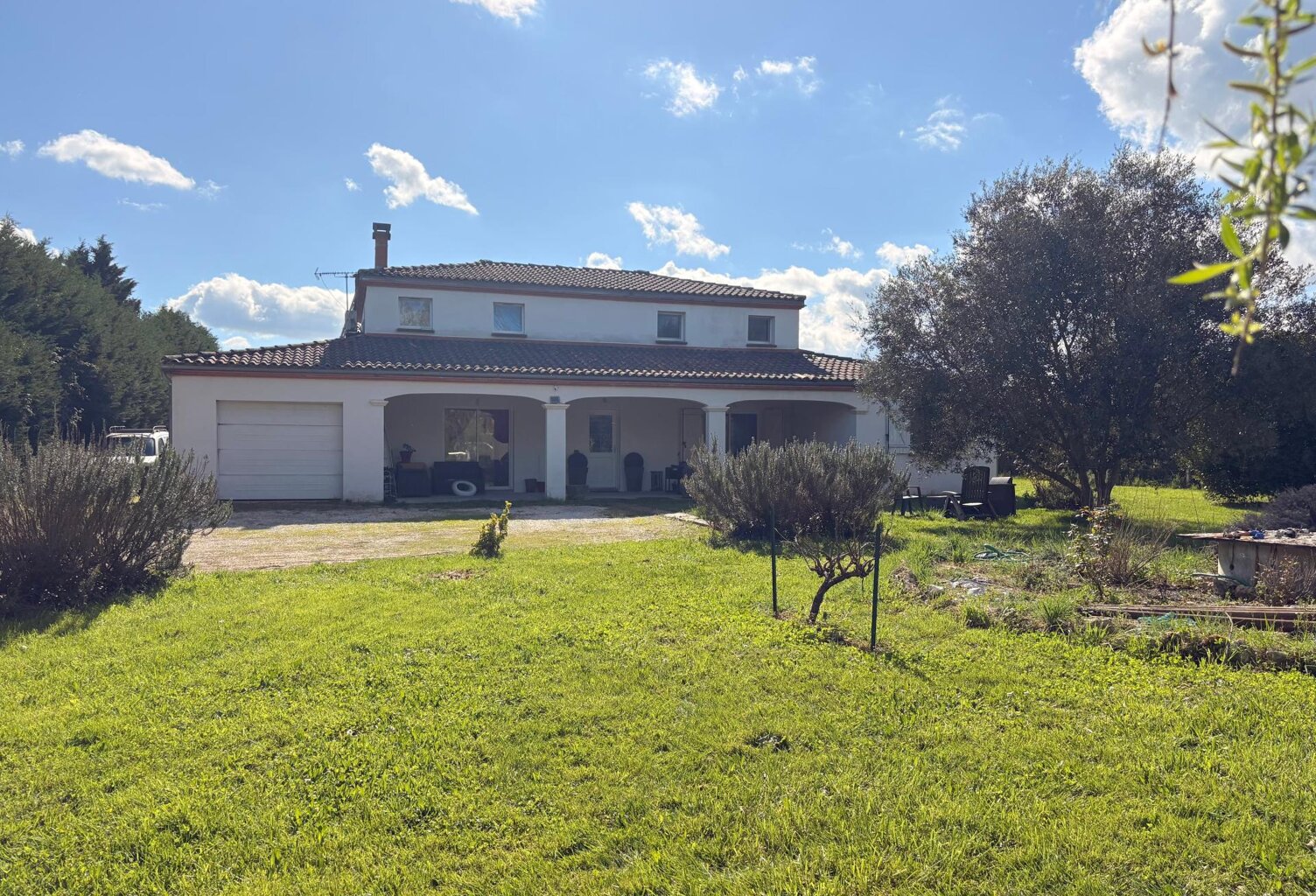Maison spacieuse, grand terrain de 2830 m2, 3 chambres, garage — photo 1