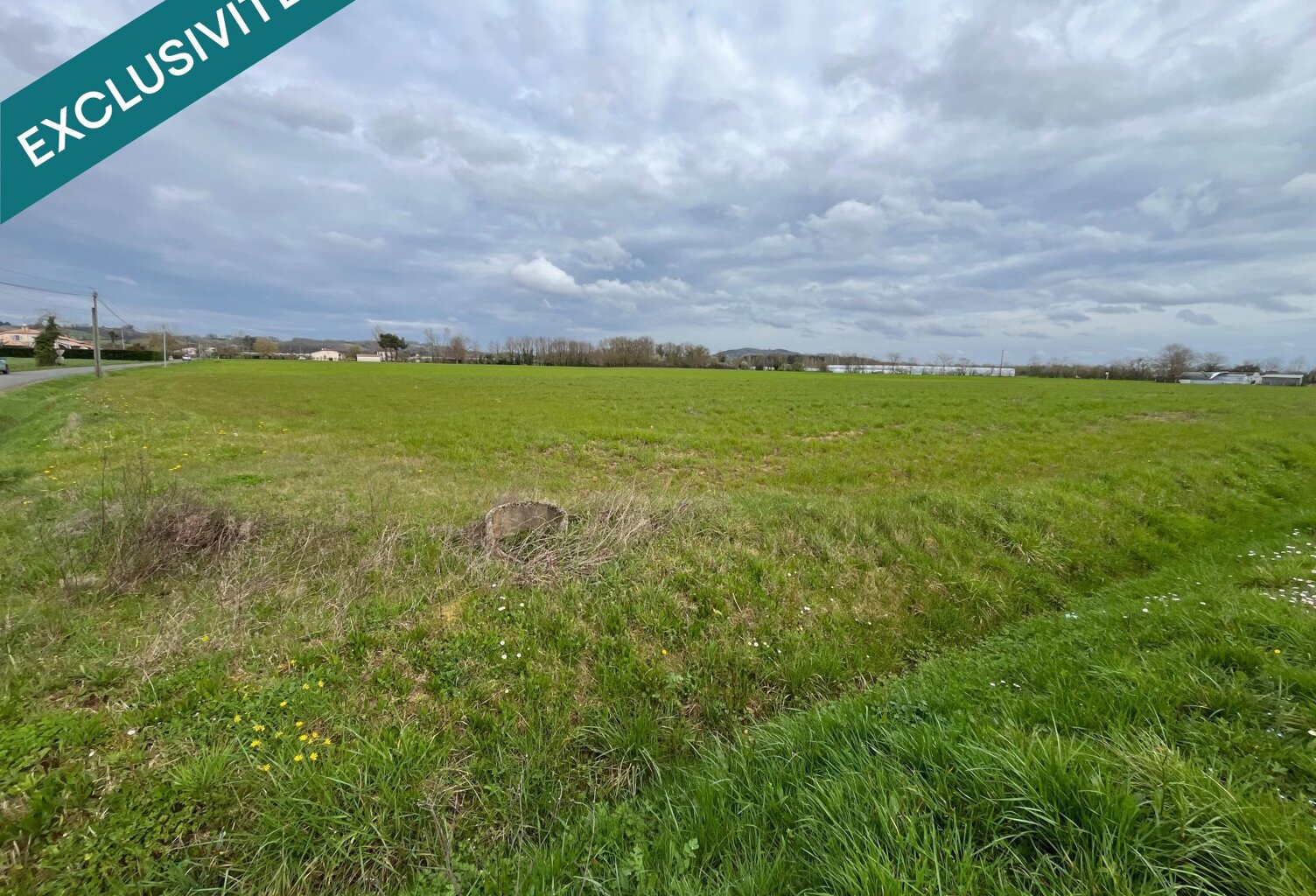Terres agricoles avec puit et pompe — photo 1
