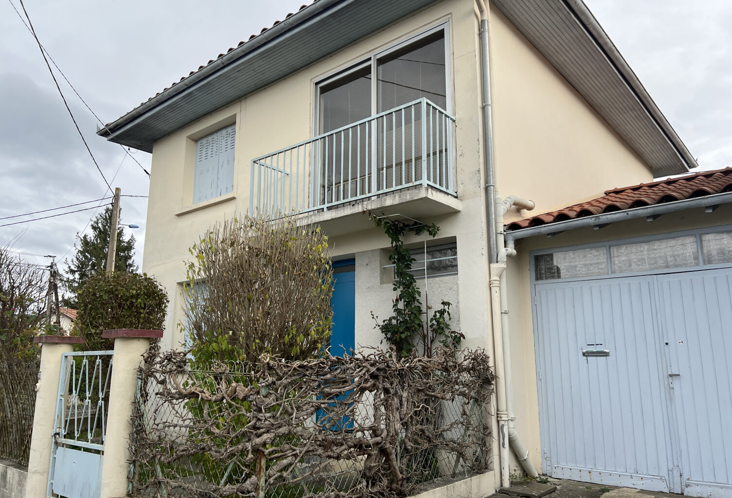 MAISON DE VILLE A REDÉCORER AVEC JARDIN CLOS ET GARAGE — photo 1