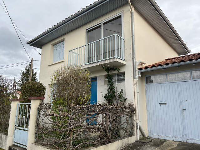 MAISON DE VILLE A REDÉCORER AVEC JARDIN CLOS ET GARAGE — photo du bien