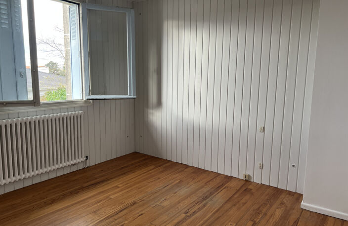 MAISON DE VILLE A REDÉCORER AVEC JARDIN CLOS ET GARAGE — photo 2