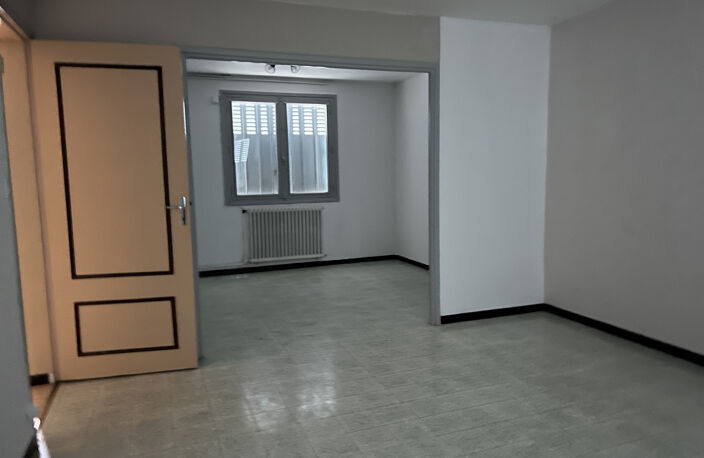 MAISON DE VILLE A REDÉCORER AVEC JARDIN CLOS ET GARAGE — photo 4